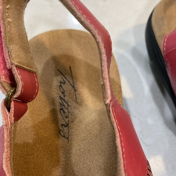 Trotters Women's Romi Stitch Sandal Size 10N - Picture 3 of 10